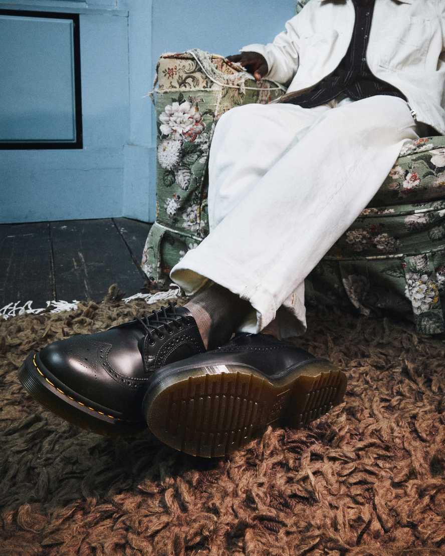 Dr. Martens 3989 Wingtip Smooth Brogue Shoes - Black - Image 3